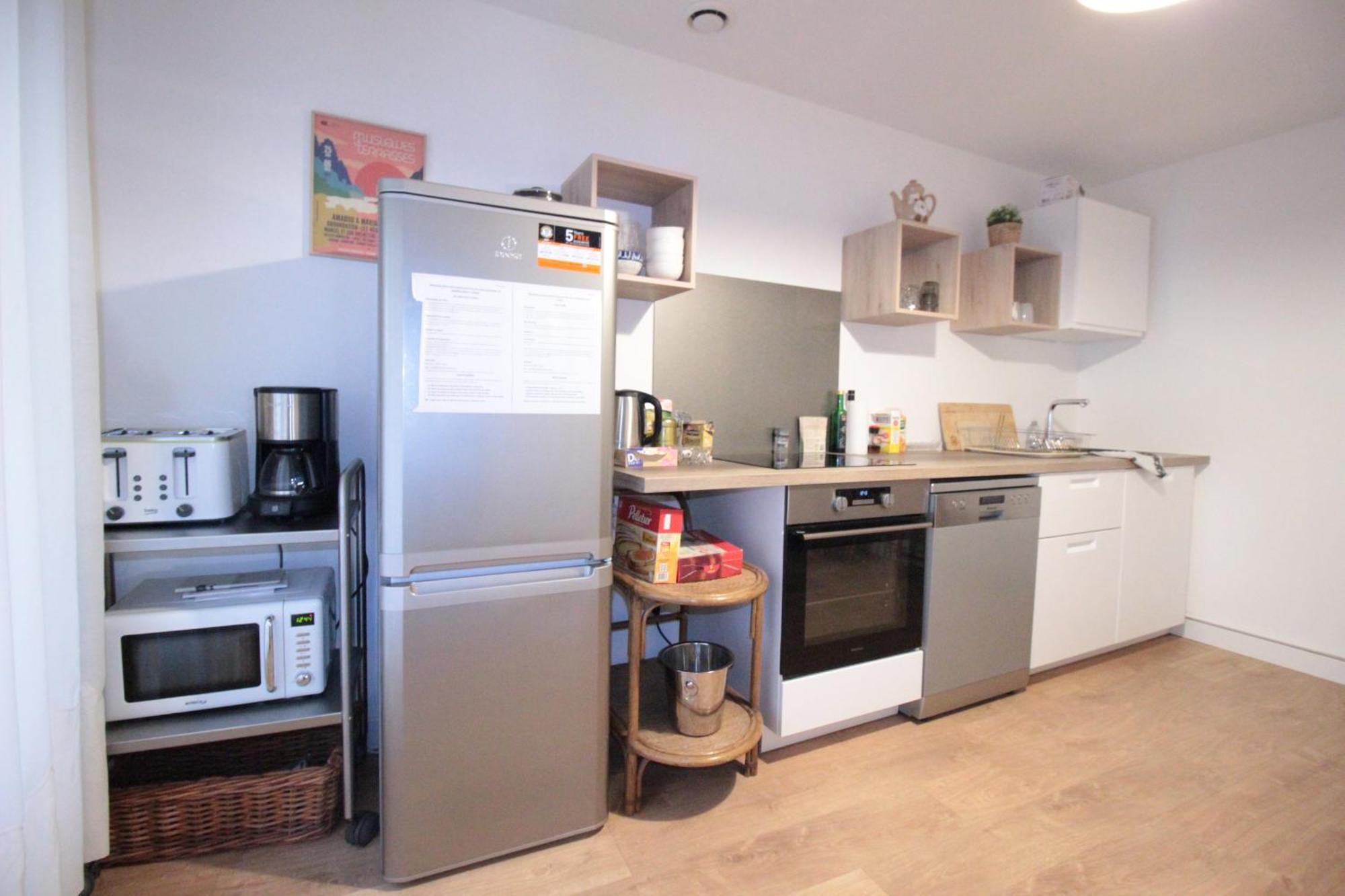 Logement Neuf "Meuse" - Hyper Centre - Parking Proche - Proche Gare - 4 Chambres - Terrasse Couverte - Wifi ! Gere Par Prestazen'Services Verdun-sur-Meuse Exterior foto