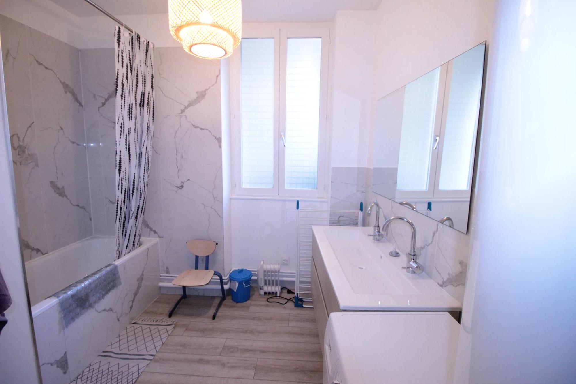 Logement Neuf "Meuse" - Hyper Centre - Parking Proche - Proche Gare - 4 Chambres - Terrasse Couverte - Wifi ! Gere Par Prestazen'Services Verdun-sur-Meuse Exterior foto